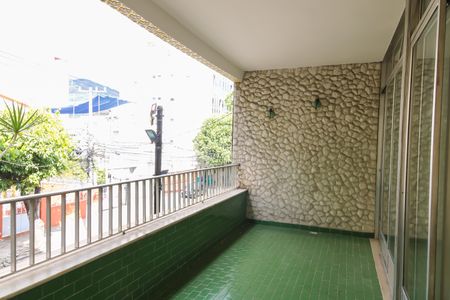 Casa à venda com 341m², 4 quartos e 4 vagas Casa à venda com 341m², 4 quartos e 4 vagasVaranda