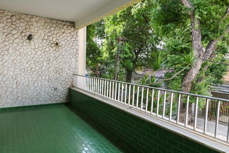 Casa à venda com 341m², 4 quartos e 4 vagas Casa à venda com 341m², 4 quartos e 4 vagasVaranda