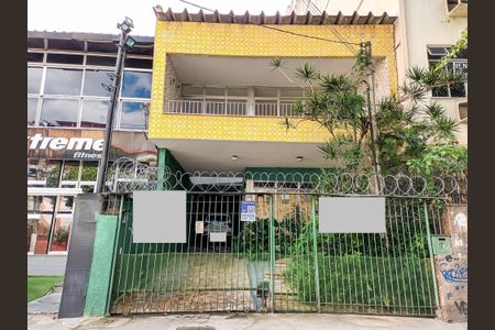 Casa à venda com 341m², 4 quartos e 4 vagas Casa à venda com 341m², 4 quartos e 4 vagasPlaca