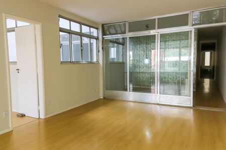 Casa à venda com 341m², 4 quartos e 4 vagas Casa à venda com 341m², 4 quartos e 4 vagasSala