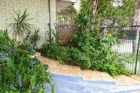 Casa à venda com 341m², 4 quartos e 4 vagas Casa à venda com 341m², 4 quartos e 4 vagasEntrada