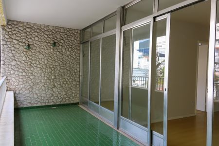 Casa à venda com 341m², 4 quartos e 4 vagas Casa à venda com 341m², 4 quartos e 4 vagasVaranda