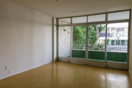 Casa à venda com 341m², 4 quartos e 4 vagas Casa à venda com 341m², 4 quartos e 4 vagasSala