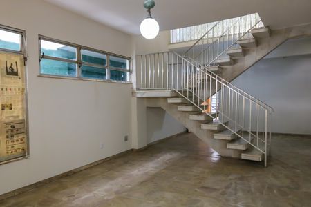 Casa à venda com 341m², 4 quartos e 4 vagas Casa à venda com 341m², 4 quartos e 4 vagasSala