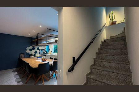 Casa à venda com 430m², 4 quartos e 3 vagasEscada