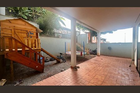 Casa à venda com 192m², 5 quartos e 4 vagasQuintal 