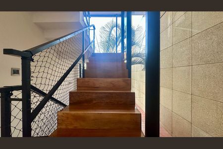 Casa à venda com 192m², 5 quartos e 4 vagasEscadas