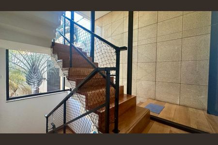 Casa à venda com 192m², 5 quartos e 4 vagasEscadas