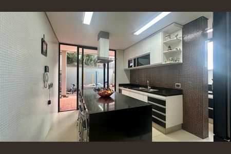 Casa à venda com 192m², 5 quartos e 4 vagasCozinha 