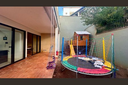 Casa à venda com 192m², 5 quartos e 4 vagasQuintal 