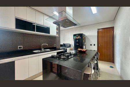 Casa à venda com 192m², 5 quartos e 4 vagasCozinha 