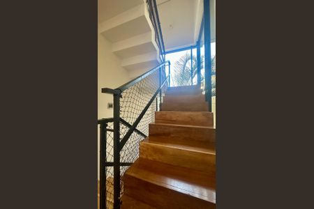 Casa à venda com 192m², 5 quartos e 4 vagasEscadas