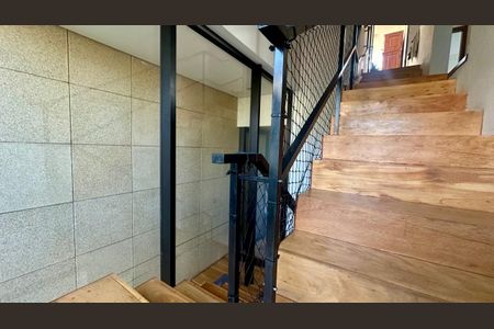 Casa à venda com 192m², 5 quartos e 4 vagasEscadas