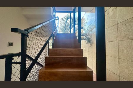 Casa à venda com 192m², 5 quartos e 4 vagasEscadas