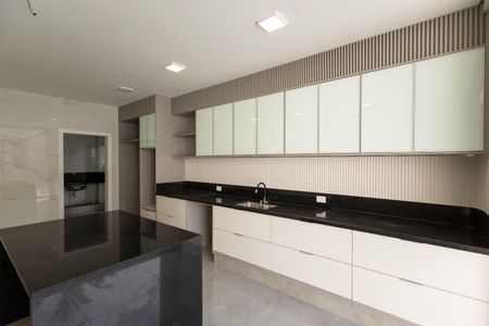 Casa à venda com 520m², 5 quartos e 4 vagas Casa à venda com 520m², 5 quartos e 4 vagasCozinha