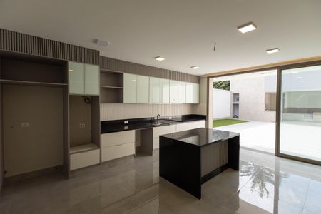 Casa à venda com 520m², 5 quartos e 4 vagas Casa à venda com 520m², 5 quartos e 4 vagasCozinha