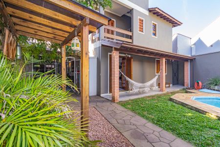 Casa à venda com 250m², 4 quartos e 2 vagas Casa à venda com 250m², 4 quartos e 2 vagasFachada Posterior