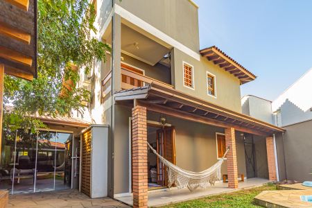 Casa à venda com 250m², 4 quartos e 2 vagas Casa à venda com 250m², 4 quartos e 2 vagasFachada Posterior