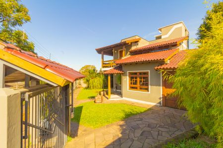 Casa à venda com 250m², 4 quartos e 2 vagas Casa à venda com 250m², 4 quartos e 2 vagasFachada