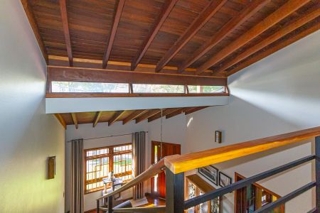 Casa à venda com 250m², 4 quartos e 2 vagas Casa à venda com 250m², 4 quartos e 2 vagasEscada