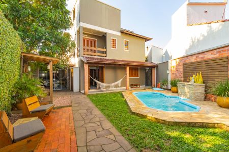 Casa à venda com 250m², 4 quartos e 2 vagas Casa à venda com 250m², 4 quartos e 2 vagasPiscina