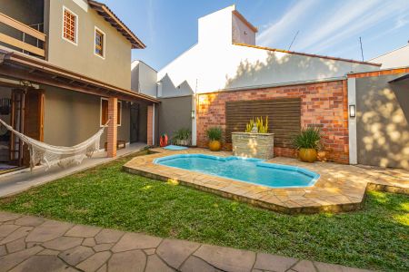 Casa à venda com 250m², 4 quartos e 2 vagas Casa à venda com 250m², 4 quartos e 2 vagasPiscina