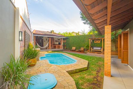 Casa à venda com 250m², 4 quartos e 2 vagas Casa à venda com 250m², 4 quartos e 2 vagasPiscina e Espaço Gourmet