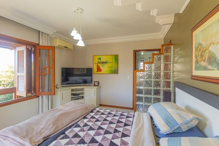 Casa à venda com 250m², 4 quartos e 2 vagas Casa à venda com 250m², 4 quartos e 2 vagasSuíte