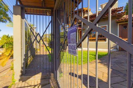 Casa à venda com 250m², 4 quartos e 2 vagas Casa à venda com 250m², 4 quartos e 2 vagasEntrada