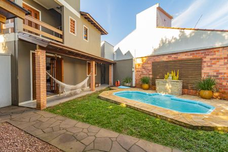 Casa à venda com 250m², 4 quartos e 2 vagas Casa à venda com 250m², 4 quartos e 2 vagasPiscina