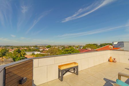 Casa à venda com 250m², 4 quartos e 2 vagas Casa à venda com 250m², 4 quartos e 2 vagasTerraço