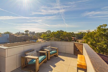 Casa à venda com 250m², 4 quartos e 2 vagas Casa à venda com 250m², 4 quartos e 2 vagasTerraço