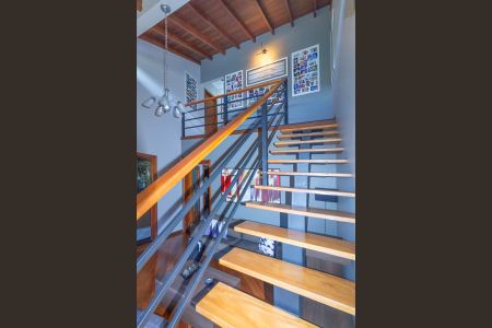 Casa à venda com 250m², 4 quartos e 2 vagas Casa à venda com 250m², 4 quartos e 2 vagasEscada