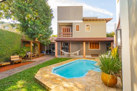 Casa à venda com 250m², 4 quartos e 2 vagas Casa à venda com 250m², 4 quartos e 2 vagasPiscina
