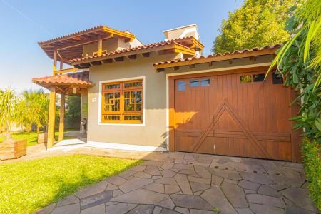 Casa à venda com 250m², 4 quartos e 2 vagas Casa à venda com 250m², 4 quartos e 2 vagasFachada