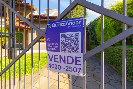 Casa à venda com 250m², 4 quartos e 2 vagas Casa à venda com 250m², 4 quartos e 2 vagasPlaca instalada