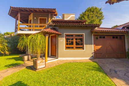 Casa à venda com 250m², 4 quartos e 2 vagas Casa à venda com 250m², 4 quartos e 2 vagasFachada