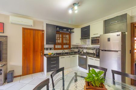 Casa à venda com 250m², 4 quartos e 2 vagas Casa à venda com 250m², 4 quartos e 2 vagasCozinha