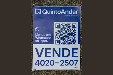 Casa à venda com 300m², 4 quartos e 2 vagasPlaca de vende instalada na fachada do imóvel (GPZI-43)