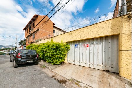 Casa à venda com 300m², 4 quartos e 2 vagasPlaca de vende instalada na fachada do imóvel (GPZI-43)
