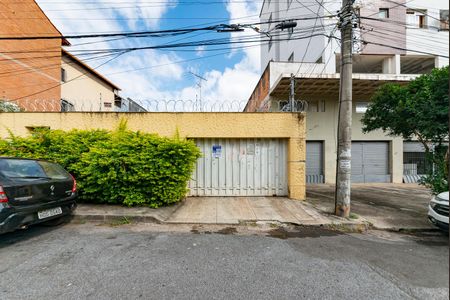 Casa à venda com 300m², 4 quartos e 2 vagasPlaca de vende instalada na fachada do imóvel (GPZI-43)