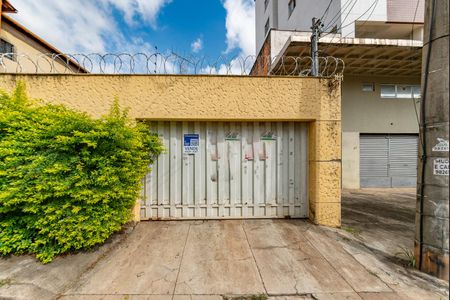 Casa à venda com 300m², 4 quartos e 2 vagasPlaca de vende instalada na fachada do imóvel (GPZI-43)