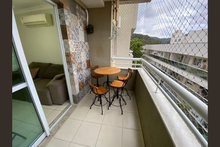 Apartamento à venda com 70m², 2 quartos e 1 vaga Apartamento à venda com 70m², 2 quartos e 1 vagaSacada