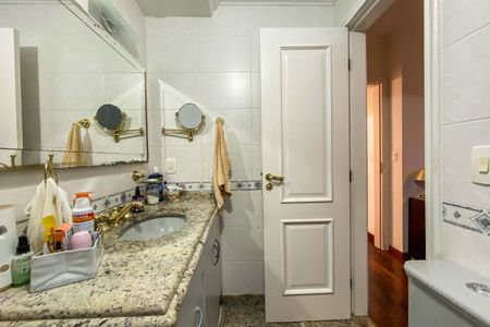 Apartamento à venda com 330m², 3 quartos e 3 vagas Apartamento à venda com 330m², 3 quartos e 3 vagasBanheiro da Suíte 1