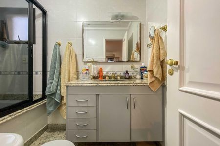 Apartamento à venda com 330m², 3 quartos e 3 vagas Apartamento à venda com 330m², 3 quartos e 3 vagasBanheiro da Suíte 1