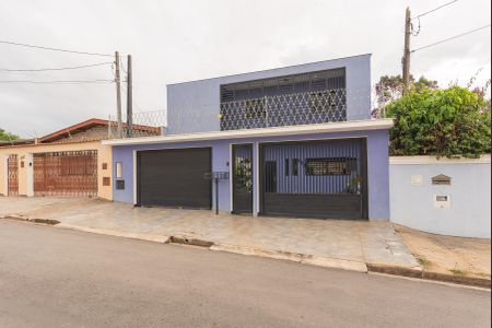 Casa à venda com 320m², 3 quartos e 2 vagas Casa à venda com 320m², 3 quartos e 2 vagasFachada