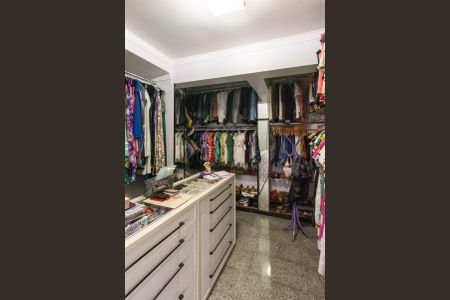 Casa à venda com 320m², 3 quartos e 2 vagas Casa à venda com 320m², 3 quartos e 2 vagasCloset da Suíte 2