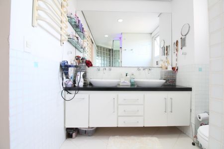 Apartamento à venda com 130m², 3 quartos e 2 vagasBanheiro 1