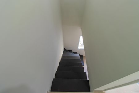 Casa de condomínio para alugar com 50m², 2 quartos e 1 vaga Casa de condomínio para alugar com 50m², 2 quartos e 1 vagaEscadas entre andares