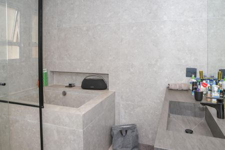 Apartamento à venda com 223m², 3 quartos e 4 vagasBanheiro da Suíte 1